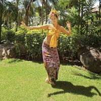 Unggahan foto Kang So Ra banjir pujian dari penggemar Indonesia yang menyambut kedatangannya di Bali. Tak sedikit pula yang salah fokus dengan keberadaan suami dokternya. Foto: dok. Instagram @reveramess_