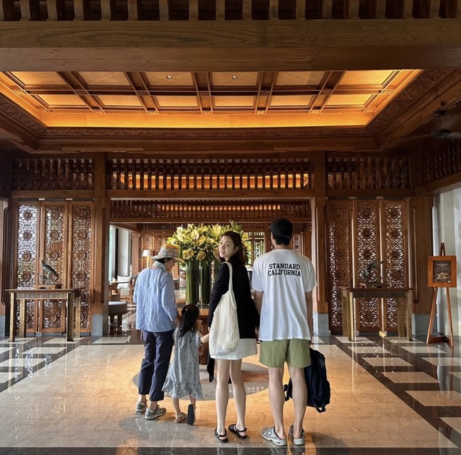 Aktris Korea Kang So Ra tengah menikmati momen liburannya bersama keluarga di Pulau Dewata. Bintang drama Korea Misaeng itu mengajak serta suami, ibu, dan anak perempuannya. Foto: dok. Instagram @reveramess_