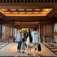 Aktris Korea Kang So Ra tengah menikmati momen liburannya bersama keluarga di Pulau Dewata. Bintang drama Korea Misaeng itu mengajak serta suami, ibu, dan anak perempuannya. Foto: dok. Instagram @reveramess_