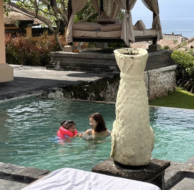 Dalam sejumlah foto yang dibagikannya di Instagram, Kang So Ra menikmati waktu liburannya dengan bersantai dan berenang bersama putrinya. Foto: dok. Instagram @reveramess_