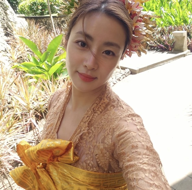 Aktris 35 tahun itu pun mencoba memakai baju tradisional yang dikenakan perempuan Bali saat ritual keagamaan maupun hari raya. Terdiri dari kebaya berwarna peach, sabuk pada berwarna kuning, dan kamen atau kain tenun maroon bermotif khas Bali. Foto: dok. Instagram @reveramess_