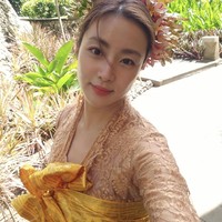 Aktris 35 tahun itu pun mencoba memakai baju tradisional yang dikenakan perempuan Bali saat ritual keagamaan maupun hari raya. Terdiri dari kebaya berwarna peach, sabuk pada berwarna kuning, dan kamen atau kain tenun maroon bermotif khas Bali. Foto: dok. Instagram @reveramess_