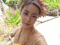 7 Foto Kang So Ra Boyong Suami dan Anak ke Bali, Tampil Anggun Berkebaya