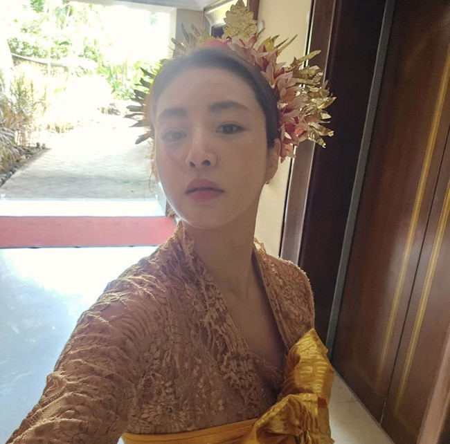 Penampilan Kang So Ra sebagai wanita Bali dilengkapi dengan tatanan sanggul dan aksesori pusung tagel, yang biasanya diterapkan pada perempuan dewasa yang sudah menikah. Foto: dok. Instagram @reveramess_