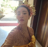 Penampilan Kang So Ra sebagai wanita Bali dilengkapi dengan tatanan sanggul dan aksesori pusung tagel, yang biasanya diterapkan pada perempuan dewasa yang sudah menikah. Foto: dok. Instagram @reveramess_