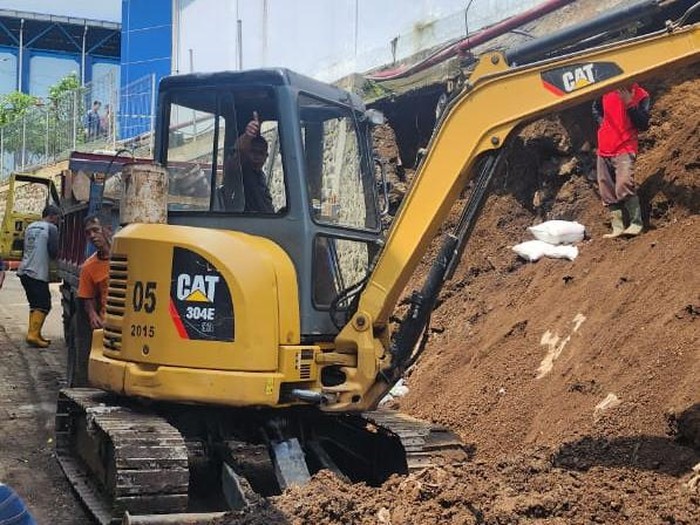Alat berat dikerahkan bersihkan plengsengan Polinema ambrol