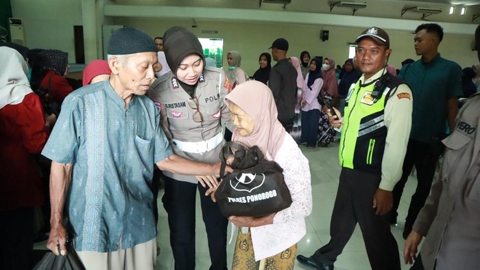 Anggota Polres Ponorogo bagikan sembako kepada lansia.