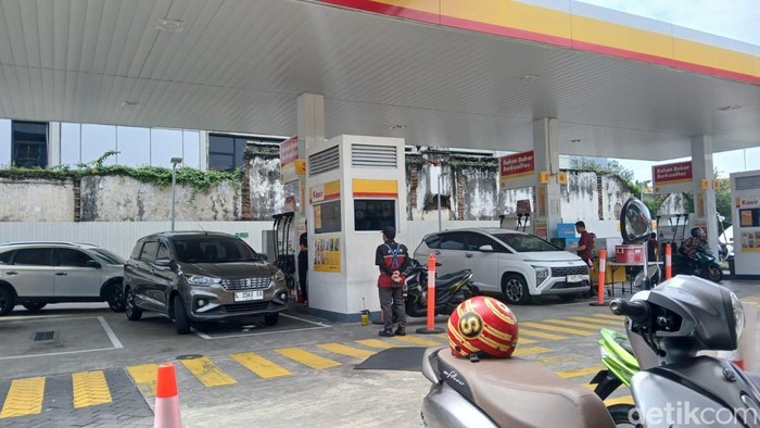 Antrean di SPBU swasta yang ada di Surabaya.