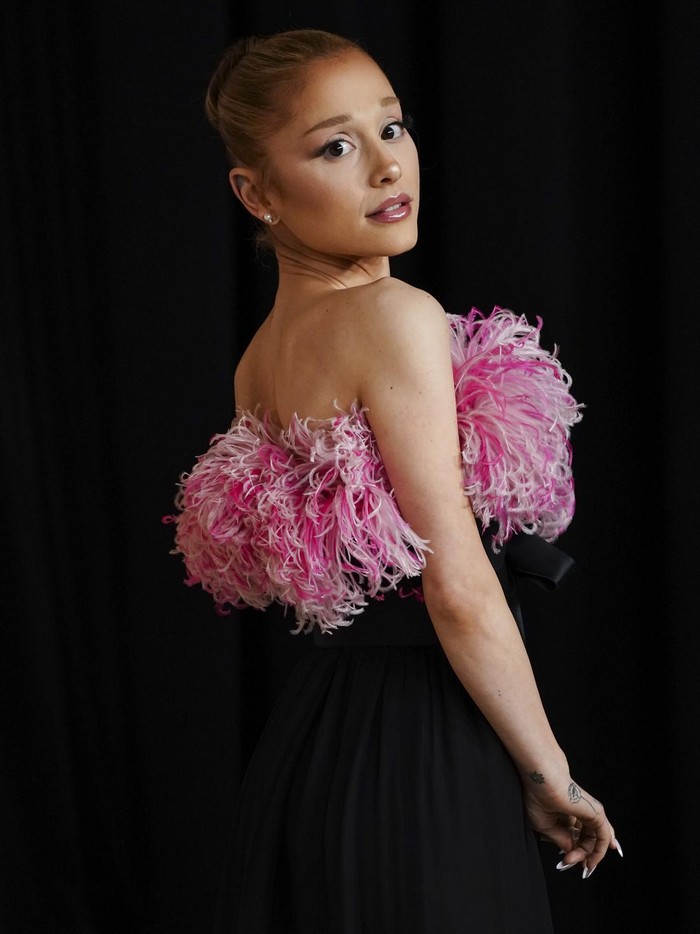 Ariana Grande tiba di Makan Malam Nomine Oscar pada Selasa, 25 Februari 2025, di Academy Museum of Motion Pictures di Los Angeles.