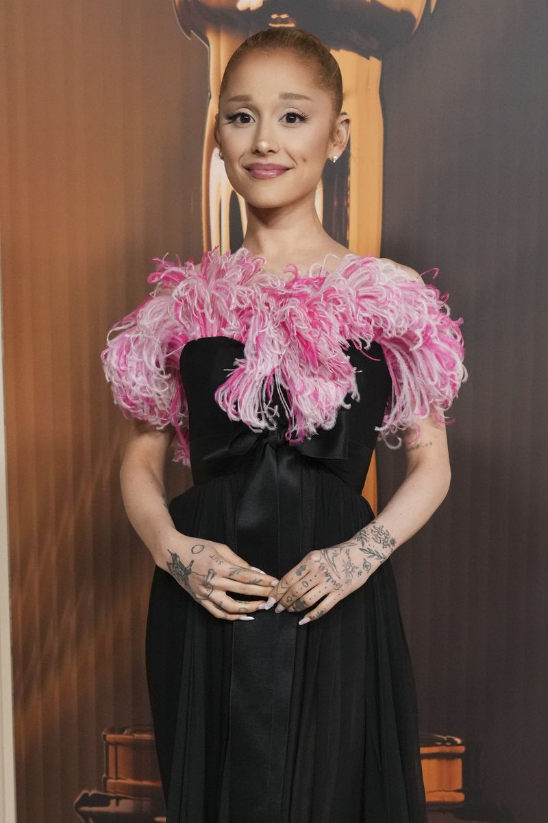 Ariana Grande tiba di Makan Malam Nomine Oscar pada Selasa, 25 Februari 2025, di Academy Museum of Motion Pictures di Los Angeles.