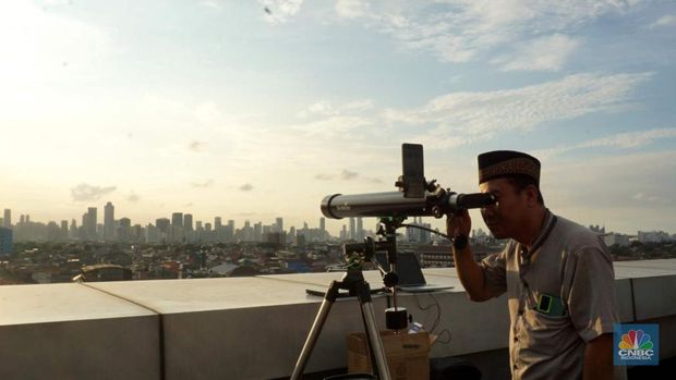 Badan Hisab Rukiyat memantau hilal di Gedung Kanwil Kemenag DKI, Jakarta, Jumat, (28/2/2025). (CNBC Indonesia/Muhammad Sabki)