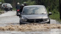 Genangan banjir bisa ditembus semua jenis kendaraan, namun harus melihat kondisi kendaraan lebih dahulu.