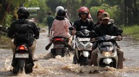Ketinggian banjir ini di jalan ini dari mulai betis hingga lutut orang dewasa.