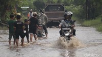 Genangan banjir ini ada di Jalan Sempadan Sungai Cikeruh, Sapan, Tegalluar, Kecamatan Bojongsoang, Kabupaten Bandung dan tembus ke kawasan Cimincrang, Kecamatan Gedebage, Kota Bandung.