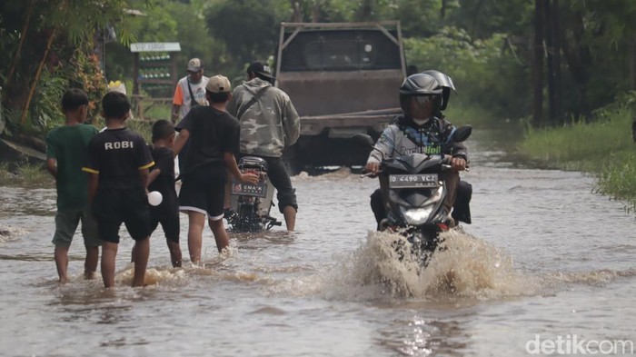 Banjir di perbatasan Bandung. Banjir di perbatasan Bandung.