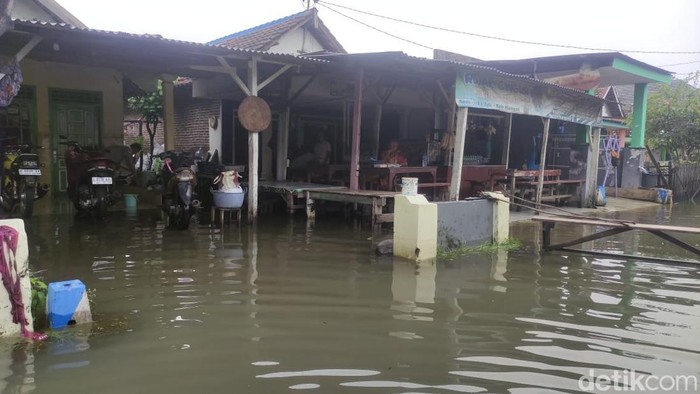 Banjir di sejumlah desa di Kecamatan Candi, Sidoarjo yang belum surut.