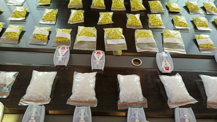 Barang bukti ekstasi dan sabu yang diamankan polisi