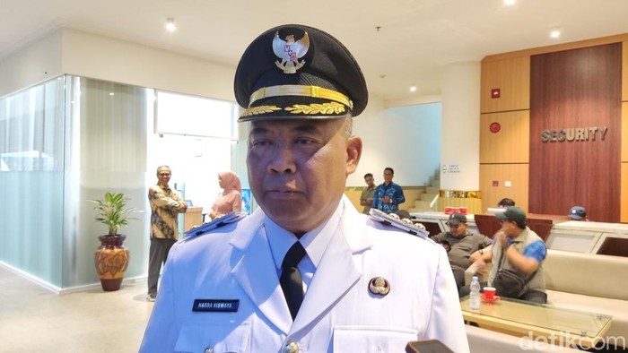 Bupati Sleman Harda Kiswaya saat ditemui wartawan di kantor bupati, Jumat (28/2/2025).