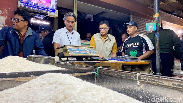 Dirreskrimsus Polda Jabar Kombes Pol Ade Sapari tinjau harga bahan pokok di Pasar Ciroyom Bandung. Foto: Wisma Putra/detikJabar