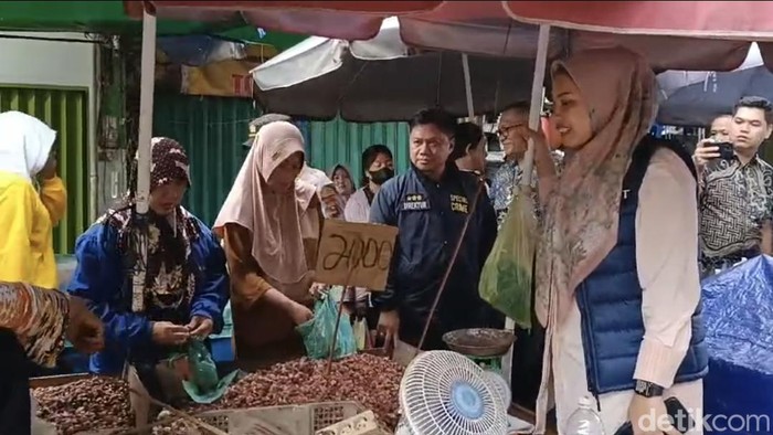 Dirreskrimsus Polda Sumsel Kombes Bagus Suropratomo  melakukan sidak harga dan kesedian bahan pokok di pasar