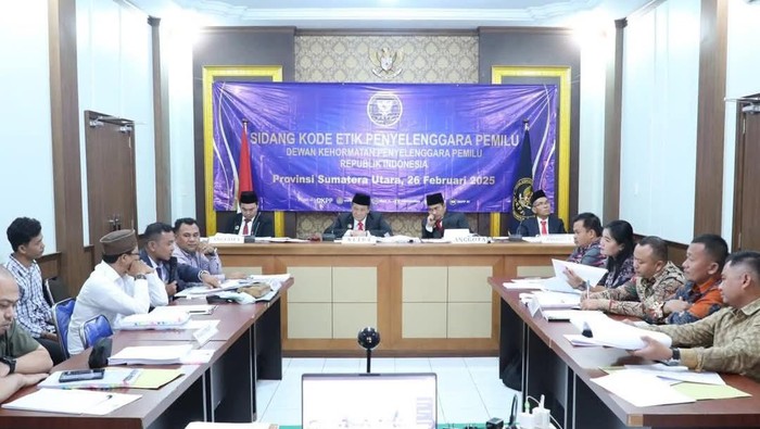 DKPP menggelar sidang pemeriksaan terhadap Ketua dan 4 anggota KPU Nisel gegara geser kursi DPRD dari Garuda ke PDIP. (Facebook DKPP RI)