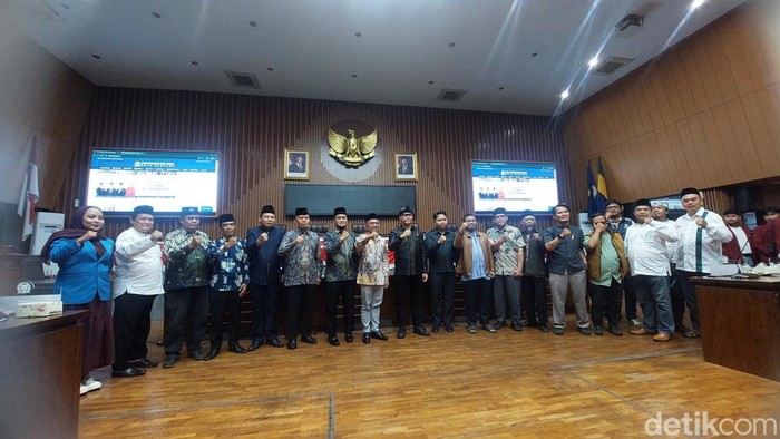 DPRD Kota Bandung dan ormas Islam minta Pemkot Bandung tutup tempat hiburan malam selama Ramadan.