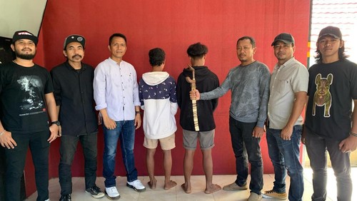 Dua pelaku pembacokan di sekitar Terminal Dara, Kecamatan Rasanae Barat, Kota Bima, NTB, Jumat (28/2/2025). Mereka kini diamankan di Polsek Rasanae Barat. (Rafiin/detikBali)