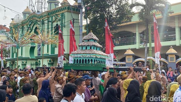 Suasana pembagian kue ganjel rel pada saat tradisi Dugderan di Masjid Agung, Kota Semarang, Jumat (28/2/2025).