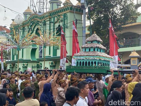 Suasana pembagian kue ganjel rel pada saat tradisi Dugderan di Masjid Agung, Kota Semarang, Jumat (28/2/2025).