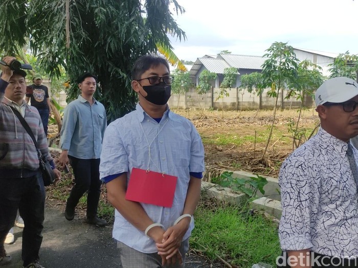 Eks Kanit Gakkum Satlantas Polresta Jogja AKP Hariyadi (baju putih) menjalani rekonstruksi kasus kematian Darso di Semarang, Jumat (28/2/2025).