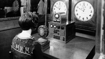 Jika Anda perlu mengetahui waktu yang tepat, Anda dapat menghubungi nomor khusus dan suara wanita akan memberi tahu Anda informasinya. Itu adalah seorang wanita dengan jam yang akurat di depannya dan dia akan memberi tahu Anda waktu hingga detik ketika dia menelepon. Foto: Boredpanda