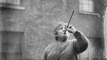 Wanita ini bertanggung jawab untuk membangunkan orang dengan melemparkan batu ke jendela. Foto: Boredpanda