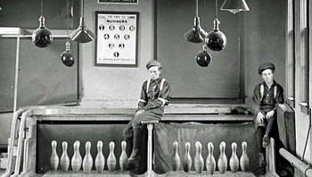 Sebelum pinsetter otomatis ditemukan, arena bowling meminta orang-orang mengambil pin dan mengaturnya sehingga permainan dapat berlanjut. Foto: Boredpanda