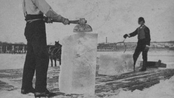 Di dunia tanpa lemari es, fungsi mereka dilakukan oleh lemari dan ruang bawah tanah yang diisi dengan es. Es itu dicincang dan dipotong di sungai dan danau - dan kemudian diangkut ke lokasi penyimpanan untuk dijual. Foto: Boredpanda