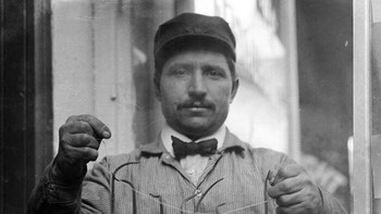 Tikus telah lama dikenal membawa berbagai penyakit, jadi penangkap tikus dianggap sebagai pekerja yang sangat berguna. Mereka sering ditemani oleh anjing yang terlatih khusus - misalnya, banyak ras terrier modern. Foto: Boredpanda