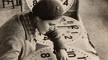 Penggulung jam secara manual menutup jam mekanis di rumah, kantor, dan ruang publik. Foto: Boredpanda