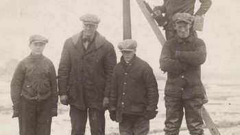 Tugas lampenter adalah berkeliling kota memadamkan dan menyalakan lampu jalan berbahan bakar gas. Foto: Boredpanda