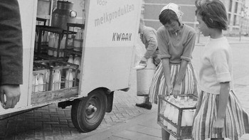 Tukang susu itu mengantarkan susu di sepanjang jalan, dengan keras memanggil orang-orang di sekitar untuk membeli susu dan berbagai produk susu Foto: Boredpanda