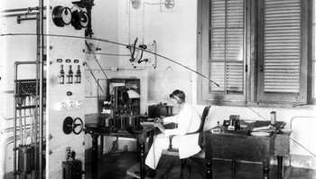 Telegraf menerima dan mengirimkan pesan, memainkan peran penting dalam sistem komunikasi abad ke-19. Foto: Boredpanda