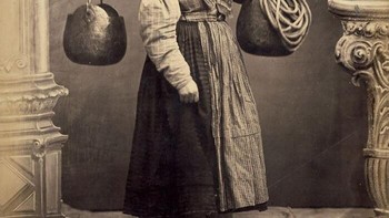 Pembawa air membawa air minum dari sumur dan waduk ke rumah-rumah, sehingga melakukan sebagian fungsi sistem pasokan air modern. Foto: Boredpanda