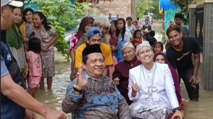 Fotografer ini mengunggah suasana acara pernikahan di tengah banjir, viral di TikTok.