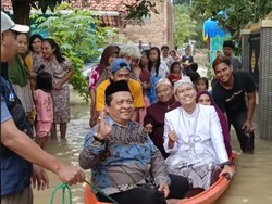 Pernikahan Viral Tetap Digelar Meski Banjir, Pengantin Naik Perahu Karet