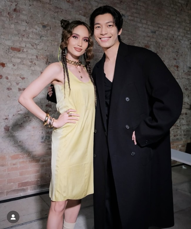 Aktor Korea Wi Ha Joon, yang akrab disapa Mas Wiwi oleh penggemar Indonesia tampil karismatik dalam busana serba hitam. Bintang drama Korea Squid Game 2 itu merangkul bahu Cinta Laura saat berfoto bersama, membuat netizen semakin histeris. Foto: dok. Instagram @claurakiehl