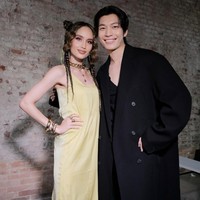 Aktor Korea Wi Ha Joon, yang akrab disapa Mas Wiwi oleh penggemar Indonesia tampil karismatik dalam busana serba hitam. Bintang drama Korea Squid Game 2 itu merangkul bahu Cinta Laura saat berfoto bersama, membuat netizen semakin histeris. Foto: dok. Instagram @claurakiehl