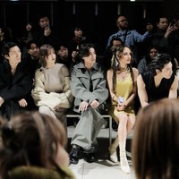 Unggahan Instagram Cinta Laura kini dibanjiri komentar netizen Indonesia yang mengungkapkan rasa iri. Pasalnya dia bersanding dengan aktor Korea Wi Ha Joon, aktor Thailand Gulf Kanawut, dan personel grup KPop TWICE, Momo di front row. Foto: dok. Instagram @claurakiehl