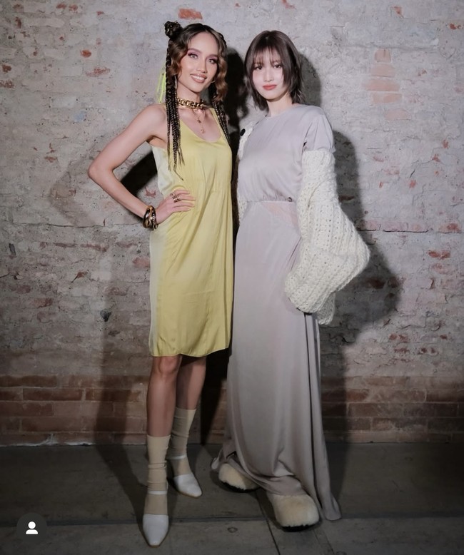 Tak ketinggalan, ada momen kebersamaan Cinta Laura dengan mantan kekasih Heechul Super Junior, Momo TWICE. Dia mengenakan gaun panjang berwarna abu-abu dan cardigan rajut berwarna putih. Furry shoes yang dikenakan Momo pun mencuri atensi para penggemar. Foto: dok. Instagram @claurakiehl