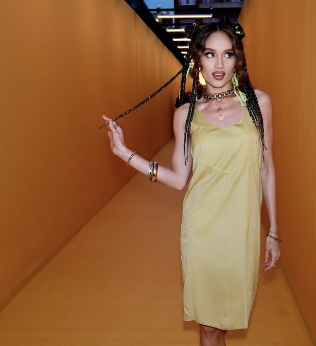 Dalam kesempatan itu, Cinta Laura tampil edgy dalam balutan gaun satin berwarna kuning, yang dipadukan dengan heels berwarna putih dan kaos kaki panjang. Wajah blasterannya dirias make up bold. Foto: dok. Instagram @claurakiehl