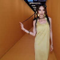 Dalam kesempatan itu, Cinta Laura tampil edgy dalam balutan gaun satin berwarna kuning, yang dipadukan dengan heels berwarna putih dan kaos kaki panjang. Wajah blasterannya dirias make up bold. Foto: dok. Instagram @claurakiehl