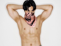 Gaya Johnny NCT Pamer Perut Sixpack, Jadi Global Ambassador Acne Studios