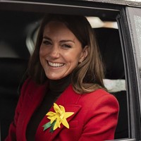 Middleton dikenal kerap menyampaikan pesan tersirat melalui busananya. Sebelumnya, ia memilih perhiasan tertentu untuk menghormati anggota keluarga kerajaan Inggris, termasuk mendiang Putri Diana dan Ratu Elizabeth II. (Foto: Aaron Chown/PA via AP)